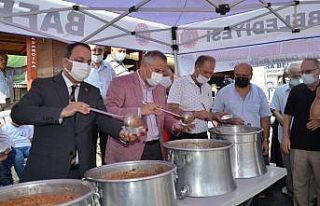 Pazar yerinde vatandaşlara aşure ikram edildi