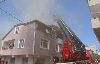 Pendik’te çatı yandı, vatandaşlar söndürmek...