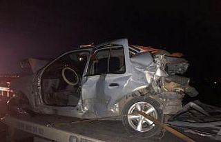 Pikap ile çarpışan otomobil hurdaya döndü: 1...