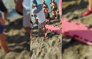 Plajda boğulma tehlikesi geçiren şahsı ekipler...