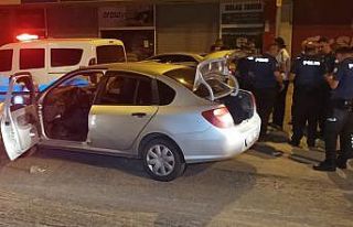 Polis ekiplerinin önünü kestiği araçtan uyuşturucu...