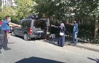 Polis saldırgana uyarılarda bulunarak elindeki bıçağı...