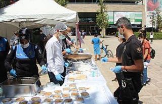 Polis vatandaşın ağzını tatlandırdı