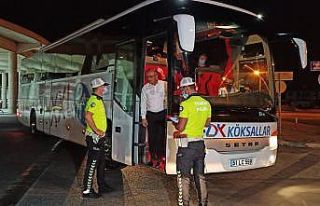 Polis, yolculara tek tek emniyet kemeri taktırdı