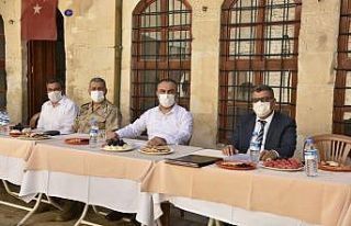 Protokol üyeleri mahalle muhtarlarıyla bir araya...