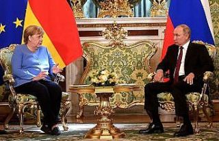 Putin, Merkel’le görüşmesine çiçekle geldi