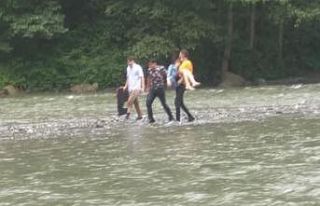 Rafting botundan düşerek akıntıya kapılan kızın...