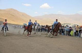 Rahvan at yarışları nefes kesti