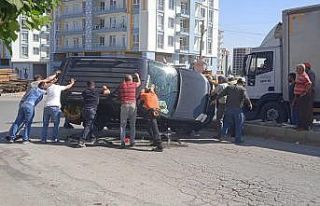 Refüje çarpıp yan yatan araçtaki iki kişiyi vatandaşlar...