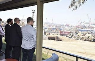 Rektör Ataç ve beraberindeki heyet gemi söküm...