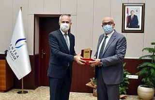 Rektör Ataç’a plaket