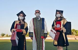 Rektör Beydemir, okullarını derece ile bitiren...