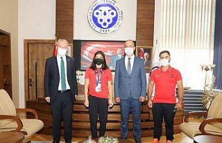 Rektör Levent, dünya üçüncüsü olan güreşçiyi...