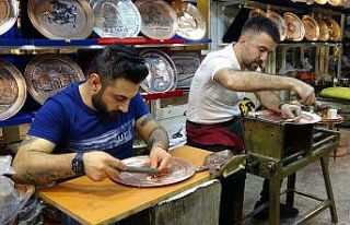 Resim öğretmeninin sanatı bakırla buluştu, rengarenk...