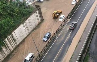 Rize’de sağanak yağış nedeniyle karayolu trafiğe...