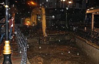 Rize’de şiddetli yağış nedeniyle şehir merkezini...