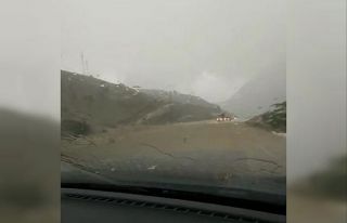 Rizeli sürücü yolun üzerinden akan dereye ve aralıksız...