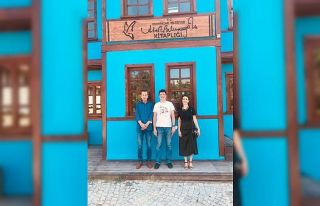 Rus müsteşar Ataol Behramoğlu kitaplığına hayran...