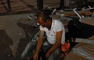 Saatlerce aynı yerde oturan şahıs polisi alarma...