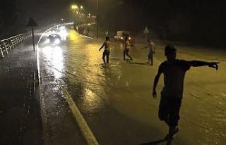 Sağanak sonrası sürücüler zor anlar yaşarken...