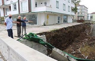 Sağanak yağış 5 katlı apartmanın istinat duvarını...