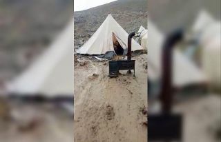 Sağanak yağış göçerleri vurdu: Çadırlar sular...