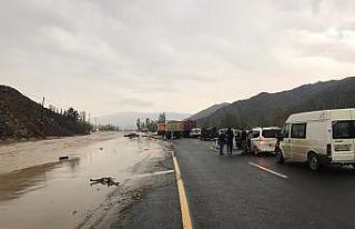 Sağanak yağış sele neden oldu, Oltu-Erzurum karayolu...