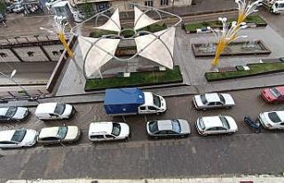 Sağanak yağışla saniyeler içerisinde caddeler...