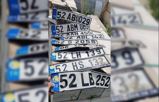 Sağanak yağıştan araçların plakaları düştü