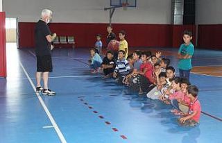 Sağanaktan etkilenen mevsimlik işçilere spor salonuna...