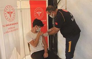 Sağlık müdürü kendi çocuğuna 1. doz aşısını...