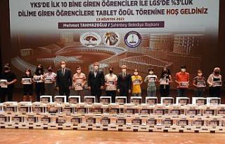 Şahinbey’de başarılı öğrencilere tablet hediyesi