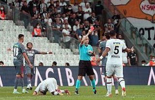 Salih Uçan kariyerindeki ilk kırmızı kartı gördü