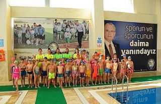 Salihli’de gençler yüzerek eğleniyor