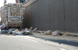 Saman yüklü kamyon alt geçide takıldı: Yola savrulan...