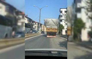 Saman yüklü kamyonet böyle tehlike saçtı