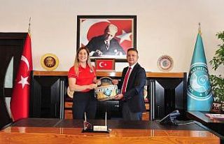 Şampiyon Güreşçi Yasemin Adar’dan Rektör Prof....