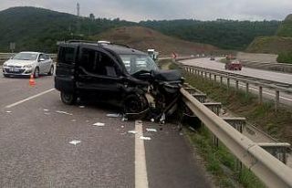 Samsun’da hafif ticari araç bariyere çarptı:...