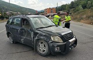 Samsun’da kamyonla çarpışan otomobil takla attı:...