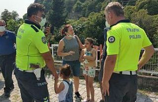 Samsun’da kazada korkan çocukları trafik polisleri...