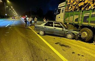 Samsun’da otomobil kamyonla çarpıştı: 2 yaralı
