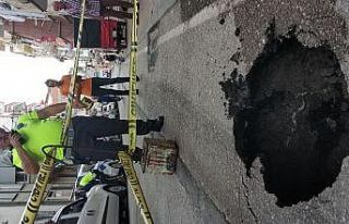 Samsun’da yol çöktü, aracın lastiği içine...