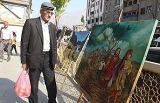 Sanatseverler açık alanda sergi açtı