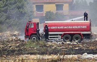 Sanayi bölgesi yakınında çıkan yangın korkuttu