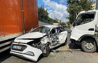 Sancaktepe’de feci kaza: Otomobil 2 kamyonetin arasında...