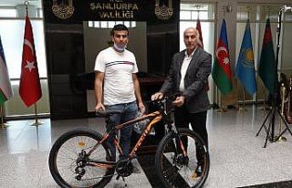 Şanlıurfa’da aşı olan gençler hediyelerini...