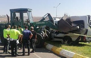 Şanlıurfa’da freni boşalan iş makinesi, öğrenci...