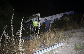 Şarampole devrilen kamyonun sürücüsü olay yerinde...