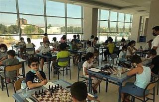 Satranç müsabakalarında dereceye giren çocuklara...