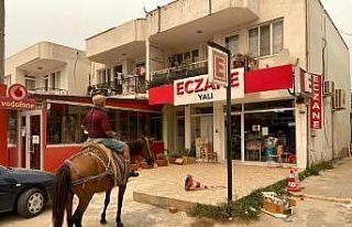 Şehir boşaltılınca atıyla eczaneye gelip ilaç...